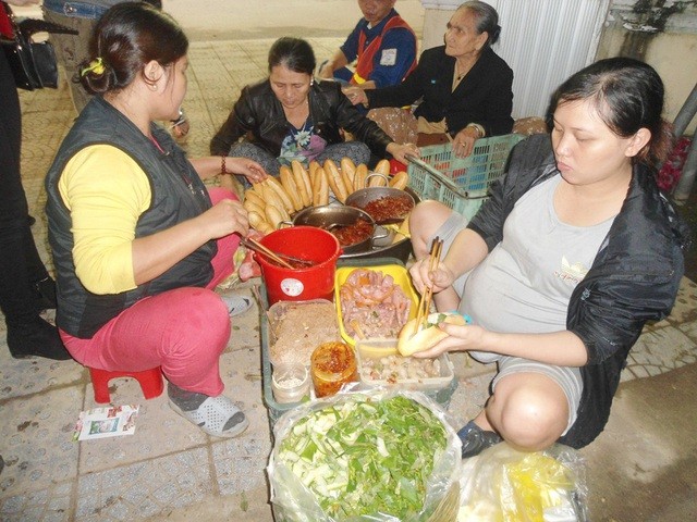 Huế thí điểm cho người bán hàng rong dùng vỉa hè để buôn bán ảnh 2