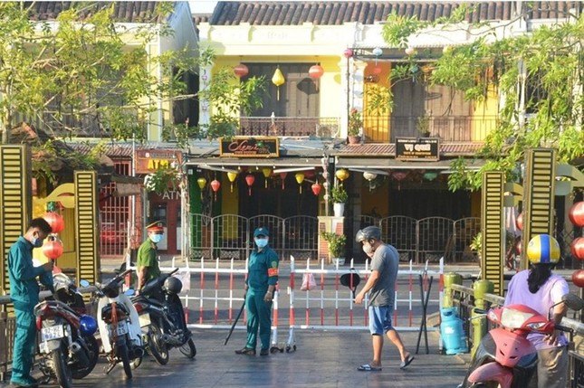Hội An 'cửa đóng then cài' trong ngày đầu giãn cách xã hội ảnh 10