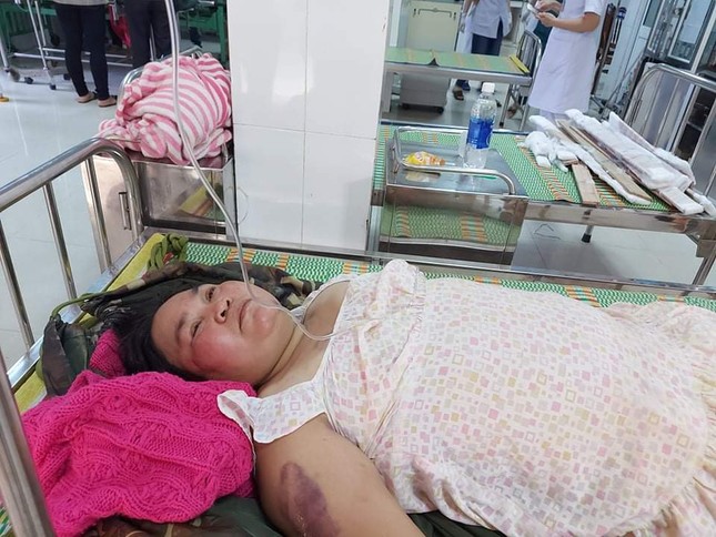 Người mẹ ôm con thoát nạn vụ sạt lở hàng chục người mất tích ở Quảng Nam ảnh 1