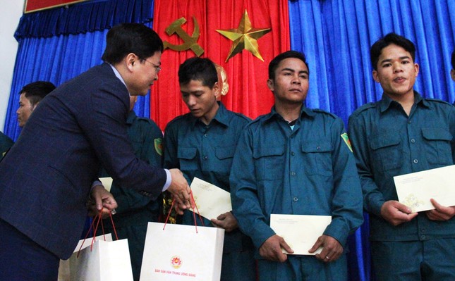 Đoàn công tác Trung ương thăm hỏi, tặng quà bà con xã Trà Leng ảnh 3