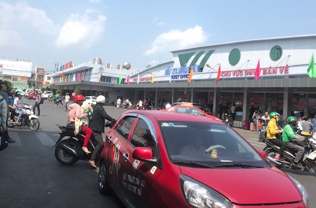 Ùn ùn về nghỉ lễ, cửa ngõ Hà Nội và TPHCM kẹt cứng ảnh 26