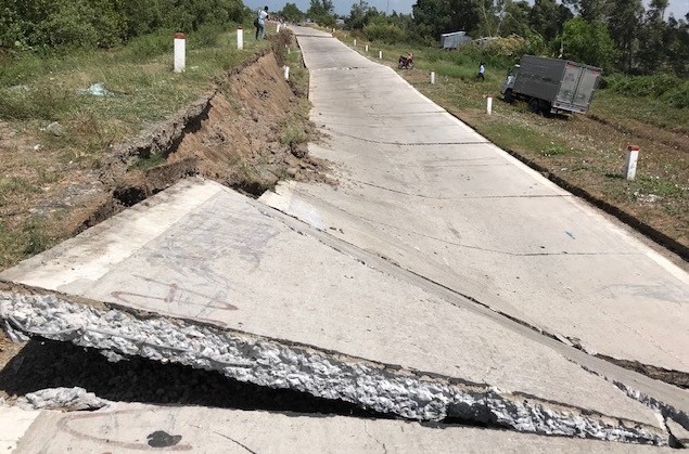 Đê biển Tây Cà Mau sụp lún kéo dài ảnh 1