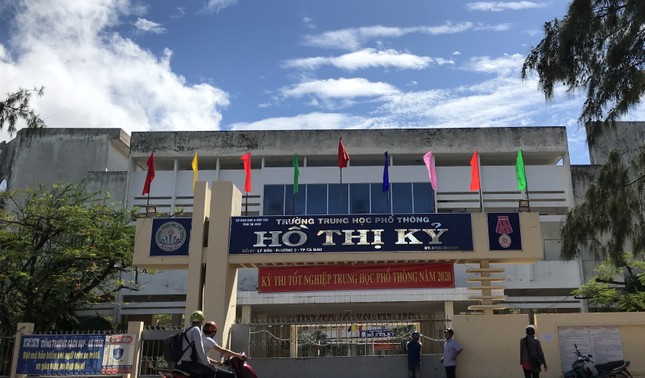 Gần 900.000 sỹ tử khẩu trang kín bưng làm thủ tục thi tốt nghiệp THPT ảnh 72