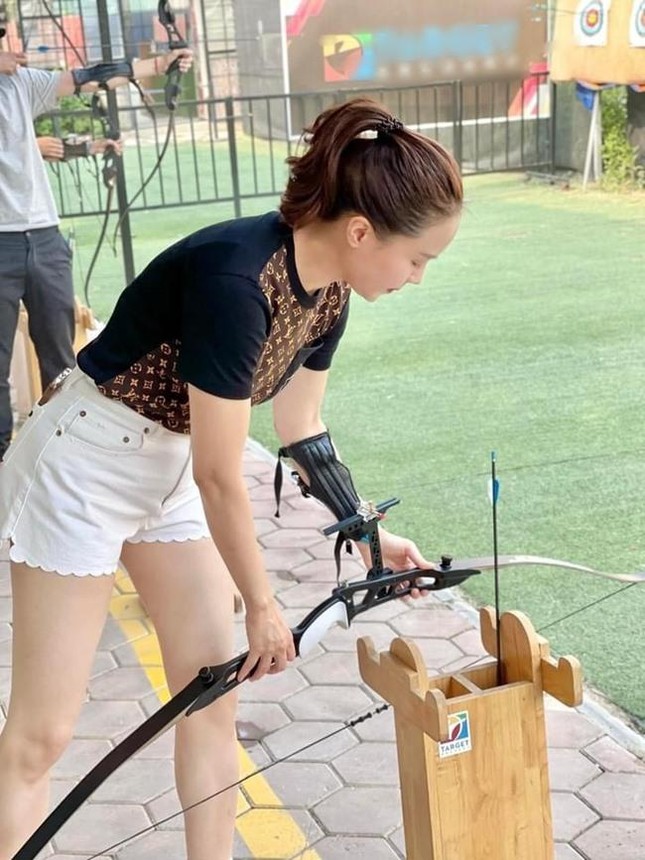 Bức xúc vì nội dung "Thương Ngày Nắng Về", Hồng Diễm đi học bắn cung để bảo vệ Vân Khánh ảnh 1