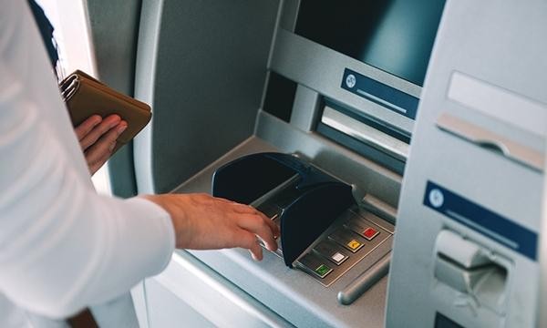 Nhóm người mua lại cây ATM cũ để gỡ lấy sắt vụn, ai ngờ phát hiện trong máy vẫn còn tiền ảnh 3