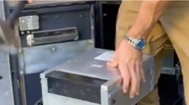 Nhóm người mua lại cây ATM cũ để gỡ lấy sắt vụn, ai ngờ phát hiện trong máy vẫn còn tiền ảnh 1