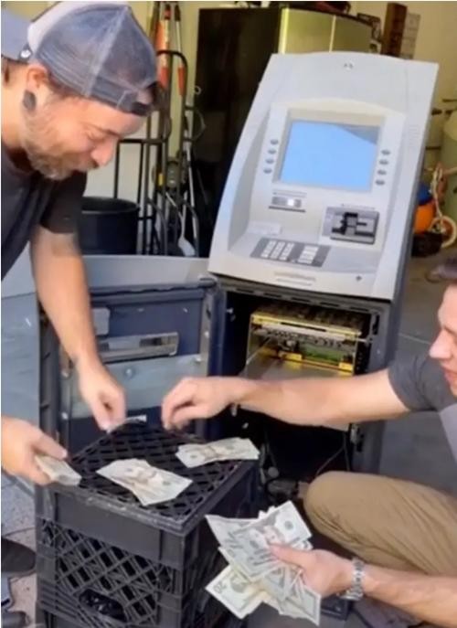 Nhóm người mua lại cây ATM cũ để gỡ lấy sắt vụn, ai ngờ phát hiện trong máy vẫn còn tiền ảnh 2