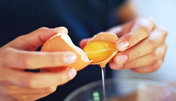 Công ty ở Trung Quốc gây phẫn nộ vì bắt sinh viên thực tập ăn trứng sống do không đạt KPI ảnh 1