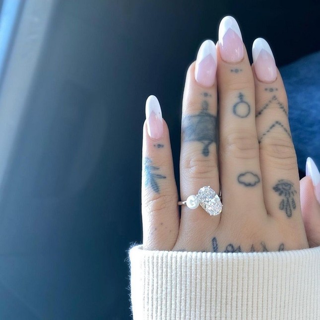 HOT: Ariana Grande đã đính hôn với bạn trai Dalton Gomez, khoe nhẫn kim cương hạnh phúc ảnh 1