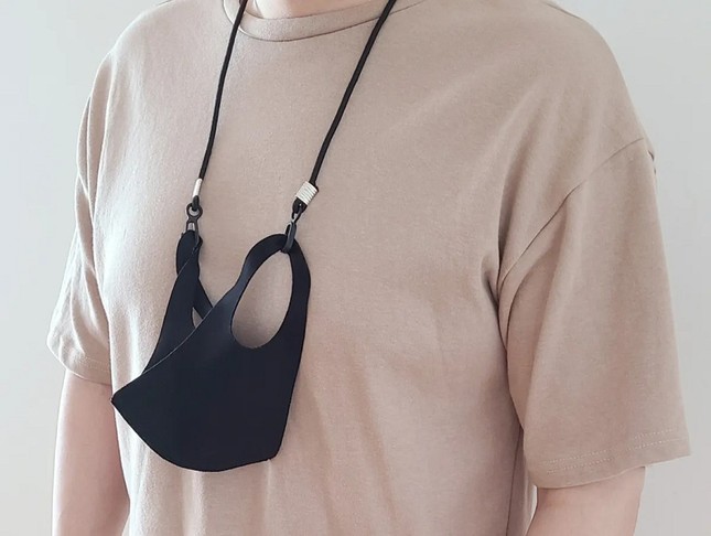 Bắt “trend” móc dây đeo cho khẩu trang ở Hàn Quốc, hội não cá vàng từ nay chẳng lo rơi mất ảnh 1
