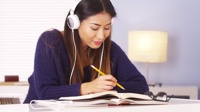 “Hack” kỹ năng nghe tiếng Anh: 5 cách để bạn nghe tiếng Anh mà không hề “cuống“ ảnh 2