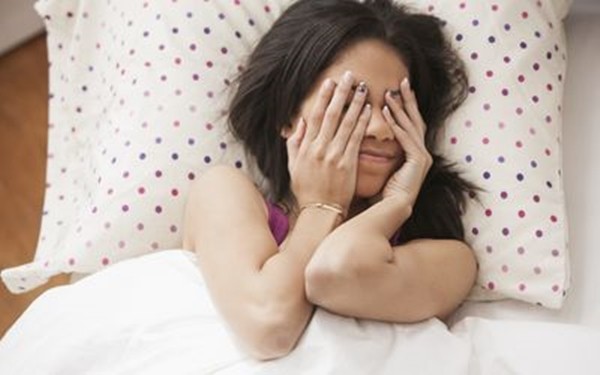 Ôn thi quá mệt nên cần ngủ ngon, vậy bạn đừng để 6 thứ này quanh giường! ảnh 6