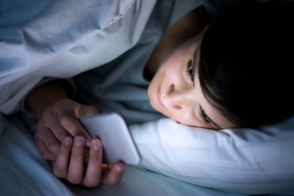 Bạn ngoi ngóp trong cảm giác cô độc? Việc đầu tiên phải làm là hãy bỏ điện thoại xuống! ảnh 5