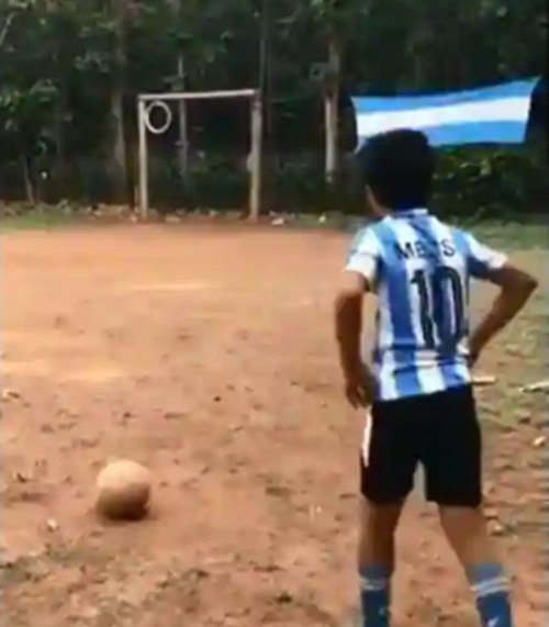 Hậu duệ Messi đây rồi: Cậu bé 12 tuổi khiến fan bóng đá ngả mũ vì cú sút phạt tuyệt đỉnh ảnh 1