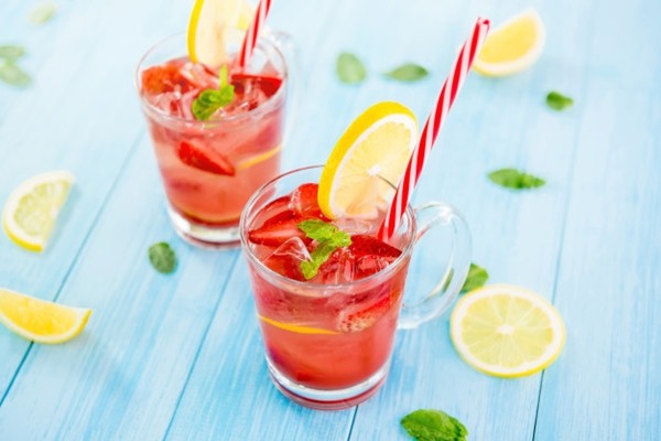 Cuối tuần hồng rực và mát lạnh: 3 công thức đồ uống vừa ngon vừa đẹp từ dâu tây ảnh 1