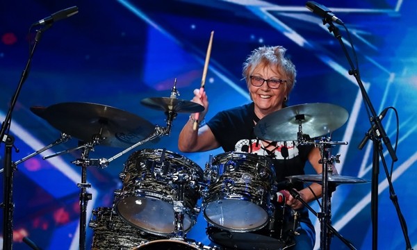 Giám khảo Britain’s Got Talent sững sờ trước màn chơi trống đỉnh cao của cụ bà 76 tuổi ảnh 1