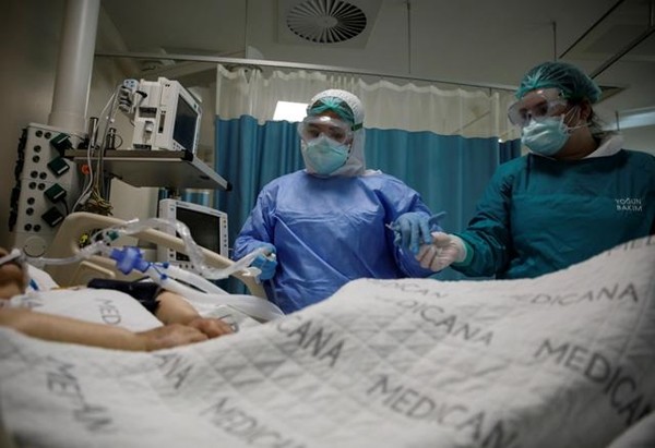 Chồng qua đời vì COVID-19, vợ mới phát hiện ra chồng có “tiểu tam” suốt nhiều năm nay ảnh 1