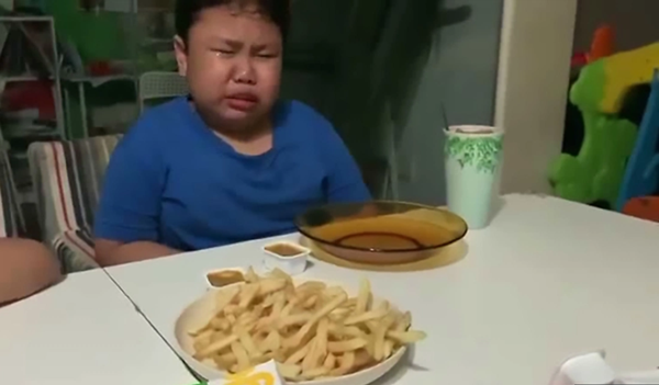 Cậu bé òa khóc sung sướng khi được ăn gà rán sau mấy tháng giãn cách xã hội ảnh 4