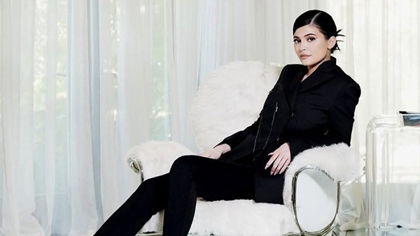 Bị chê “bóp eo chỉnh hông”, Kylie Jenner tức khí đăng ảnh khoe body với bộ đồ 1,5 tỷ đồng ảnh 3