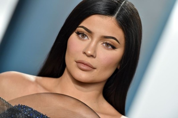 Kylie Jenner khẩu chiến với tạp chí Forbes sau vụ bị tước danh hiệu tỷ phú tự thân ảnh 1