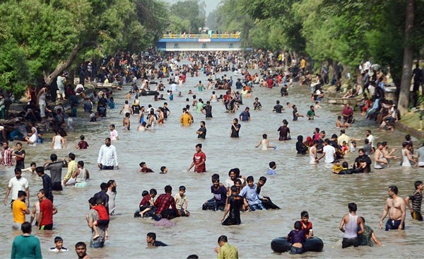 Hình phạt “mới” tại Pakistan: Không đeo khẩu trang sẽ bị cho điện giật! ảnh 2