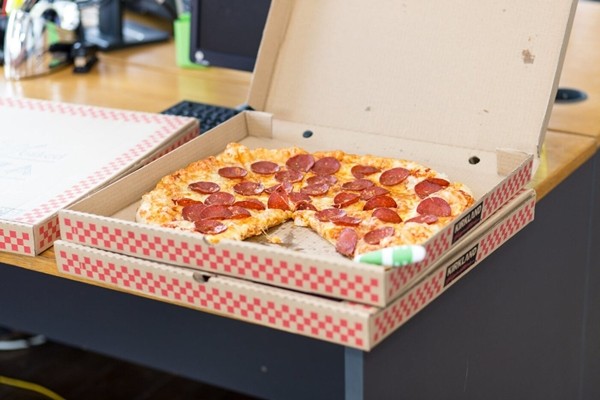 Mất ngủ vì được giao pizza đến nhà suốt 9 năm liền, có ngày được giao hẳn 14 bánh ảnh 4