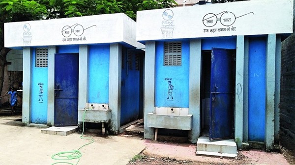 Bị yêu cầu tự cách ly, đành sống 7 ngày trong toilet công cộng vì nhà quá chật ảnh 3