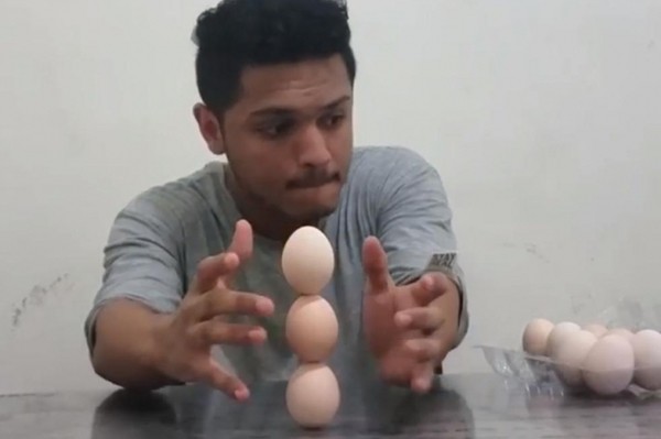 Lập kỷ lục thế giới bằng cách xếp 3 quả trứng đứng lên nhau, tạo thành “tháp trứng” ảnh 1