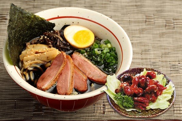 Nhà hàng ở Đài Loan giới thiệu pizza với topping mỳ ramen: Netizen kẻ khóc, người cười ảnh 2