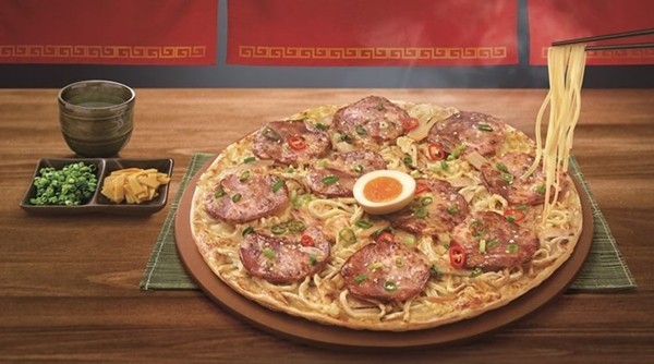 Nhà hàng ở Đài Loan giới thiệu pizza với topping mỳ ramen: Netizen kẻ khóc, người cười ảnh 1