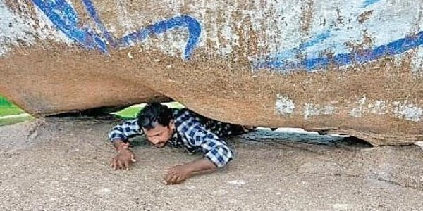 “Tảng đá thần kỳ” chữa đau lưng ở Ấn Độ, với một vết lõm vừa đủ một người chui vào ảnh 1