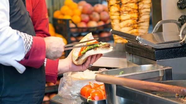 Nhiều nước bắt đầu đón du khách nhưng giá cả thì choáng: Hơn 1 triệu đồng một cái bánh mỳ ảnh 2