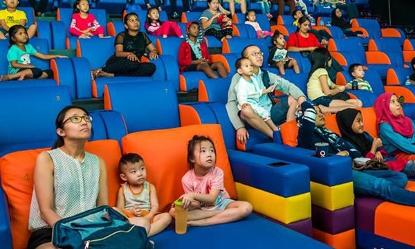 Ai đi xem phim cũng đòi ngồi cạnh nhau, rạp chiếu phim trả lời khiến netizen bật cười ảnh 2