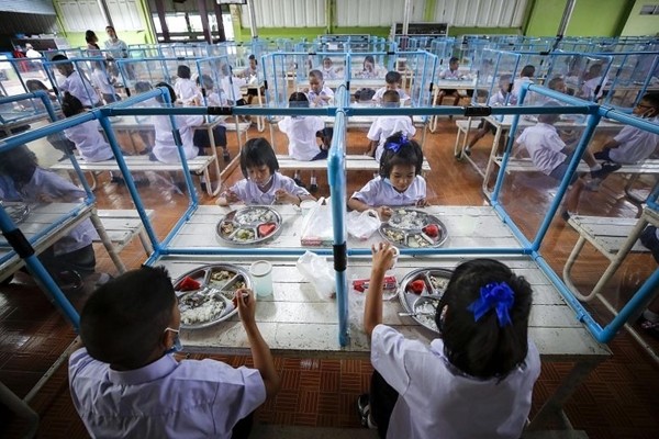 Người mẹ nghèo ăn trộm đồng phục cho con mặc đi học được cộng đồng mạng thông cảm ảnh 3