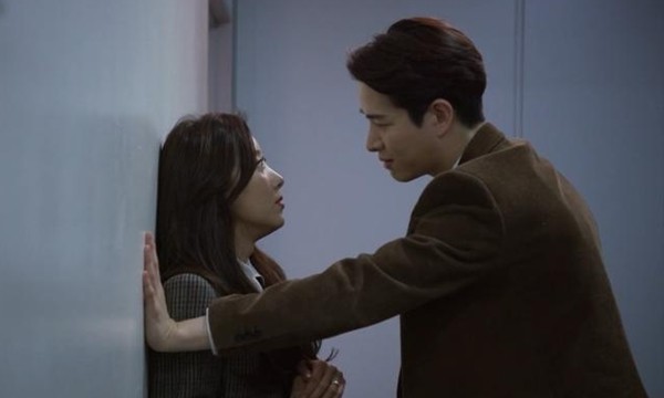“Thử thách Kabedon”: Cách cưa đổ một cô gái theo kiểu Nhật - Hàn đang hot trên TikTok ảnh 2