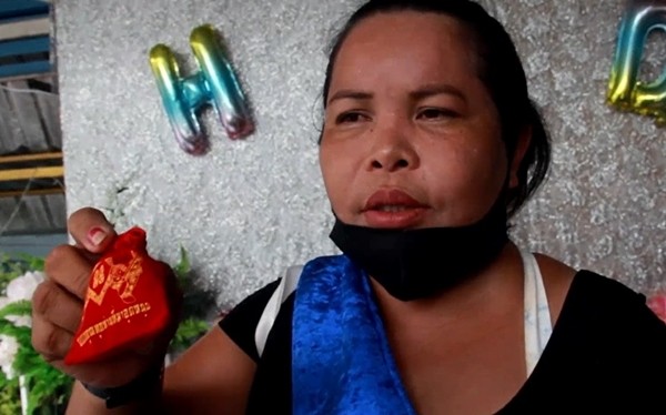 Thái Lan: Trúng 67 tỷ, tạo luôn mưa tiền và vàng đãi hàng xóm để mừng sinh nhật ảnh 2