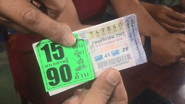 Thái Lan: Trúng 67 tỷ, tạo luôn mưa tiền và vàng đãi hàng xóm để mừng sinh nhật ảnh 3