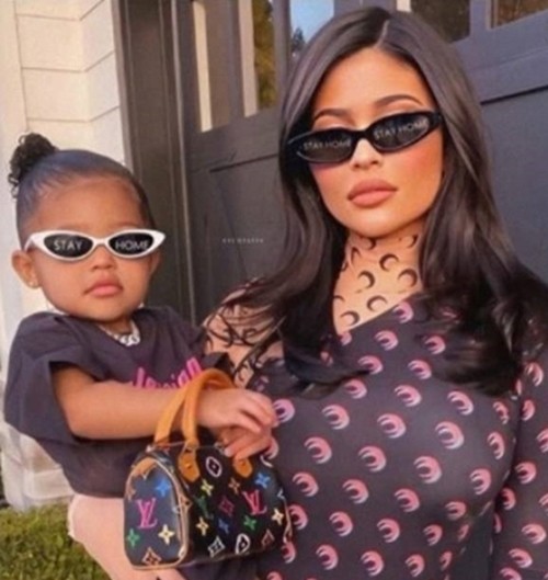 Kylie Jenner mua túi Louis Vuitton cho con gái hết bao nhiêu tiền mà bị mắng dữ dội? ảnh 2