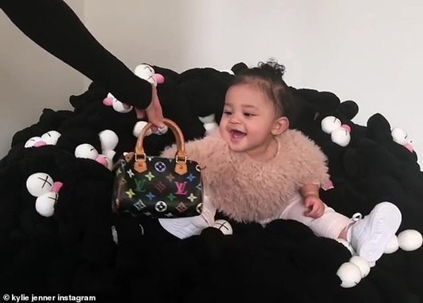Kylie Jenner mua túi Louis Vuitton cho con gái hết bao nhiêu tiền mà bị mắng dữ dội? ảnh 3