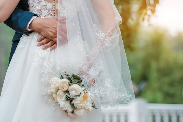Cô dâu nhận “cả rổ gạch đá” vì dùng vạt váy cưới lau bánh xe cho chồng ảnh 2
