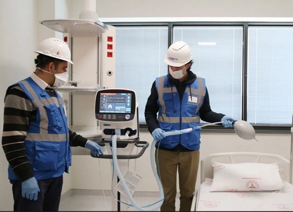 Nghẹn ngào hình ảnh con trai trèo lên cửa sổ phòng cấp cứu, tạm biệt mẹ lần cuối cùng ảnh 3