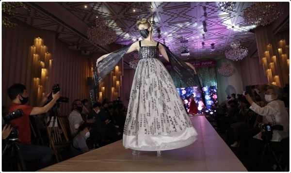 Giữa lúc đại dịch hoành hành, Hàn Quốc vừa tổ chức show thời trang... khẩu trang ảnh 3