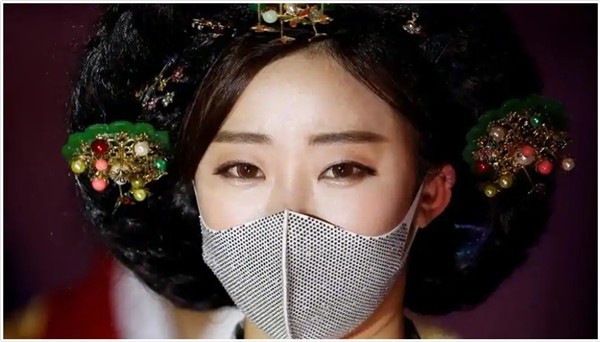 Giữa lúc đại dịch hoành hành, Hàn Quốc vừa tổ chức show thời trang... khẩu trang ảnh 4