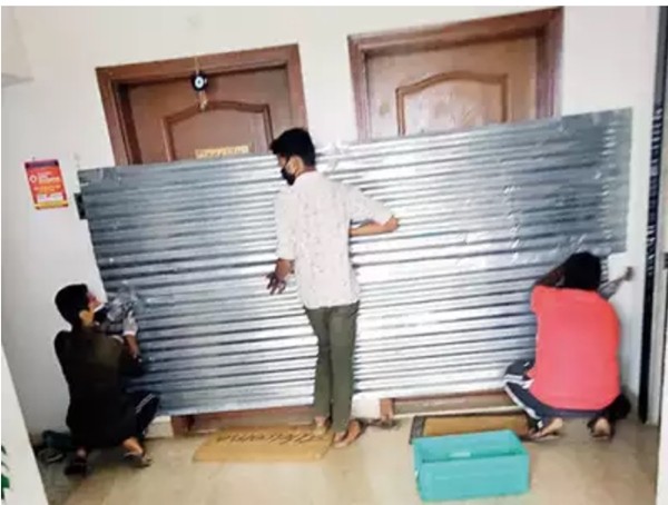 Chống dịch bằng cách lấy tấm tôn bịt kín cửa nhà bệnh nhân COVID-19, không cho ra ngoài ảnh 1