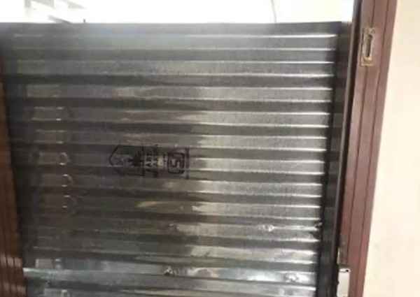 Chống dịch bằng cách lấy tấm tôn bịt kín cửa nhà bệnh nhân COVID-19, không cho ra ngoài ảnh 2