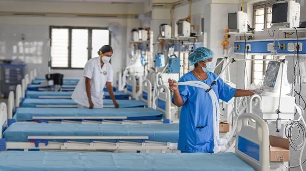 Bệnh nhân COVID-19 lăn từ trên giường xuống, làm ngắt nguồn oxy từ máy thở của chính mình ảnh 2
