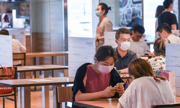 Hong Kong đang trong “làn sóng COVID-19 thứ ba”, cũng bùng phát trong các bệnh viện ảnh 2