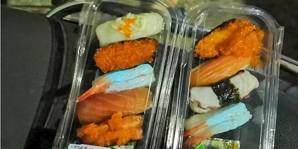 Mua sushi về nhà ăn, giật mình khi mấy miếng tôm phát ánh sáng xanh kỳ quái trong bóng tối ảnh 1