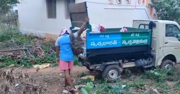 Không có xe cấp cứu, bệnh nhân COVID-19 được đưa đến bệnh viện bằng… xe chở rác ảnh 1