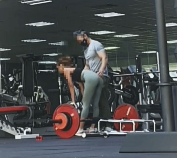 Huấn luyện viên nam ở phòng gym gây bức xúc khi liên tục động chạm khách hàng nữ ảnh 1